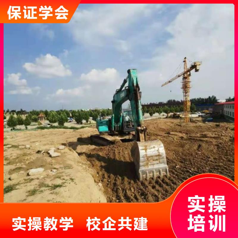 挖掘机技校虎振挖掘机学校学真本领本地制造商