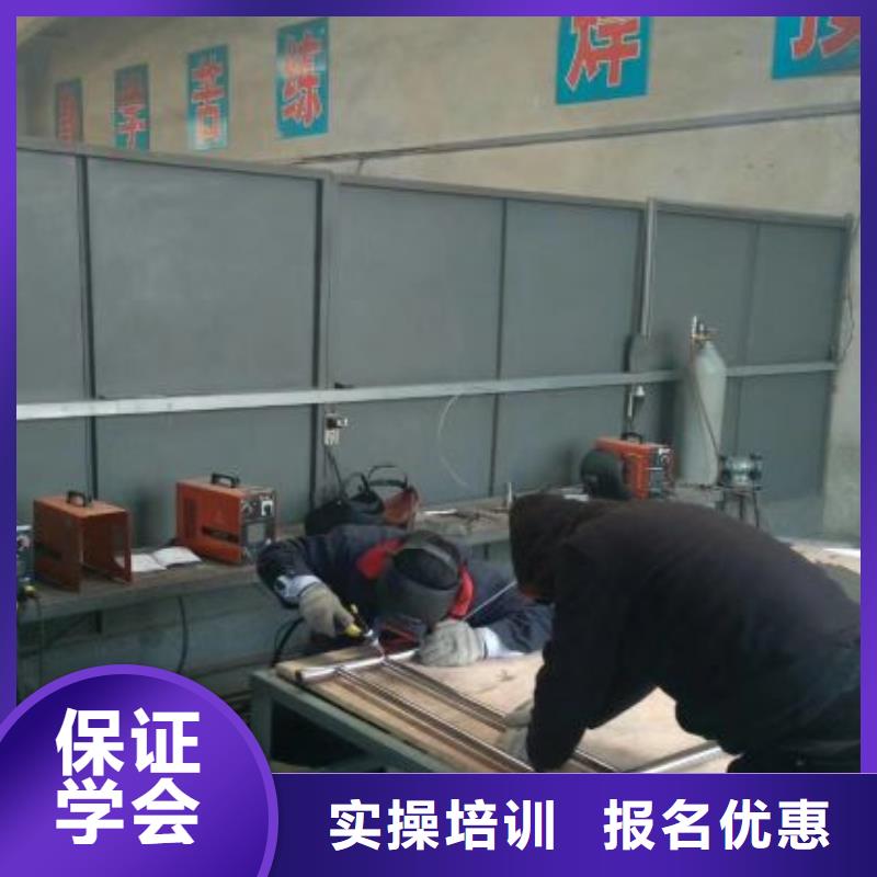 焊工学校挖掘机铲车就业不担心实操教学