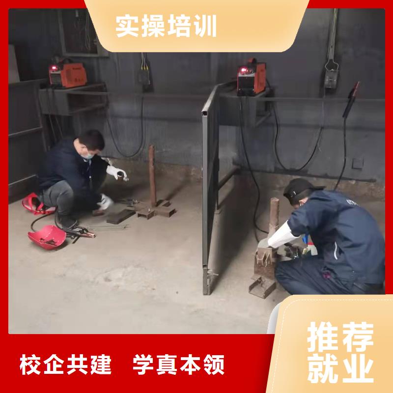 焊工学校【虎振挖掘机怎么样】全程实操技能+学历